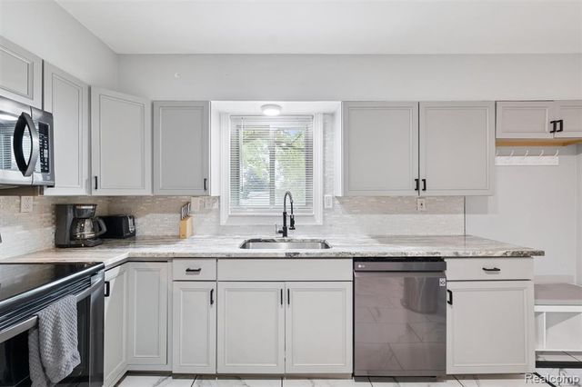 207 W Tienken Road, Rochester Hills, MI 48306