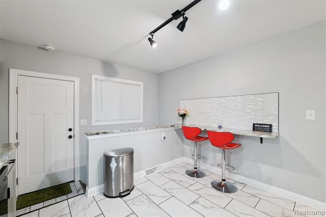 207 W Tienken Road, Rochester Hills, MI 48306