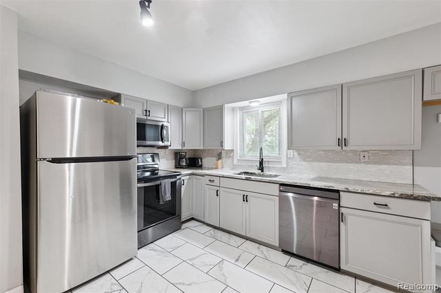 207 W Tienken Road, Rochester Hills, MI 48306