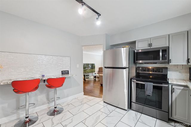 207 W Tienken Road, Rochester Hills, MI 48306