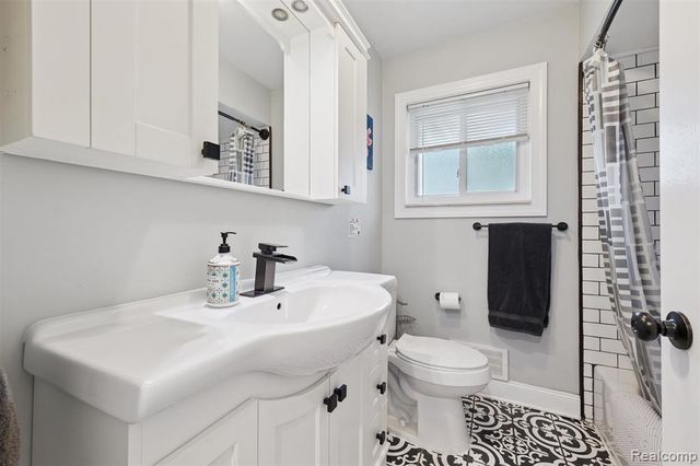 207 W Tienken Road, Rochester Hills, MI 48306