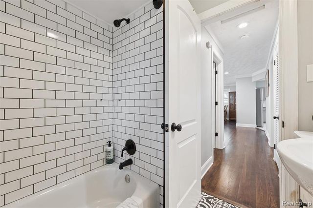 207 W Tienken Road, Rochester Hills, MI 48306