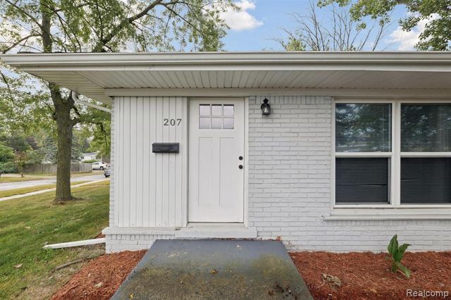 207 W Tienken Road, Rochester Hills, MI 48306