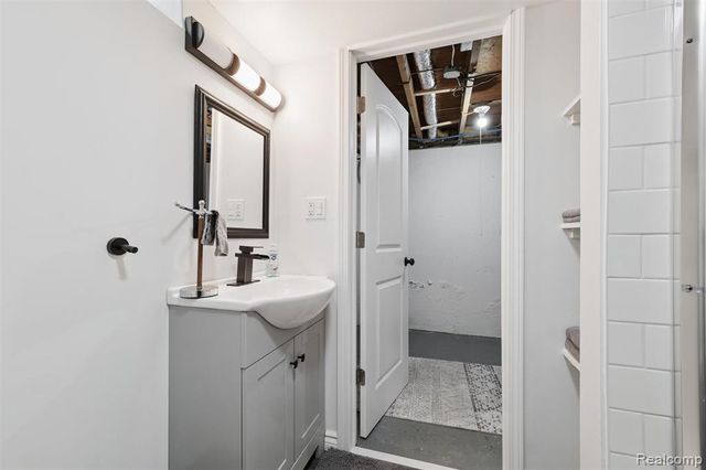 207 W Tienken Road, Rochester Hills, MI 48306