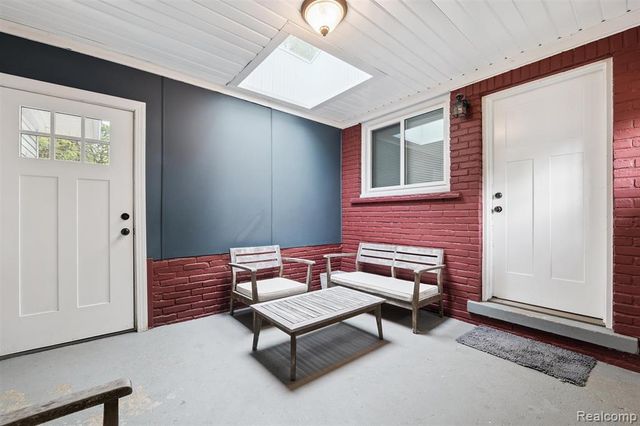 207 W Tienken Road, Rochester Hills, MI 48306