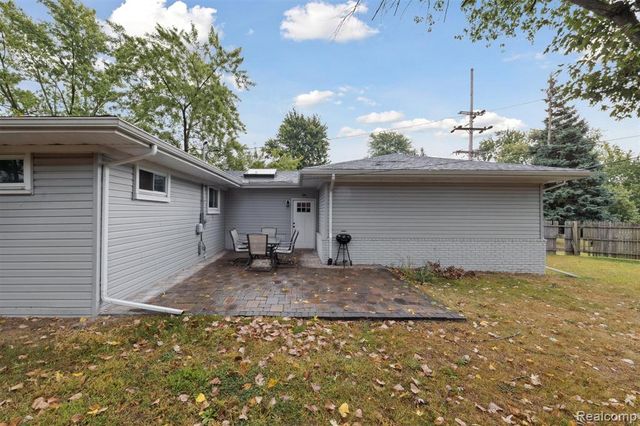 207 W Tienken Road, Rochester Hills, MI 48306