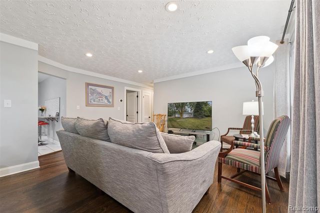 207 W Tienken Road, Rochester Hills, MI 48306