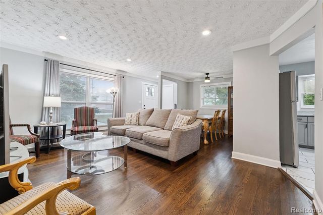 207 W Tienken Road, Rochester Hills, MI 48306