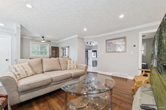 207 W Tienken Road, Rochester Hills, MI 48306