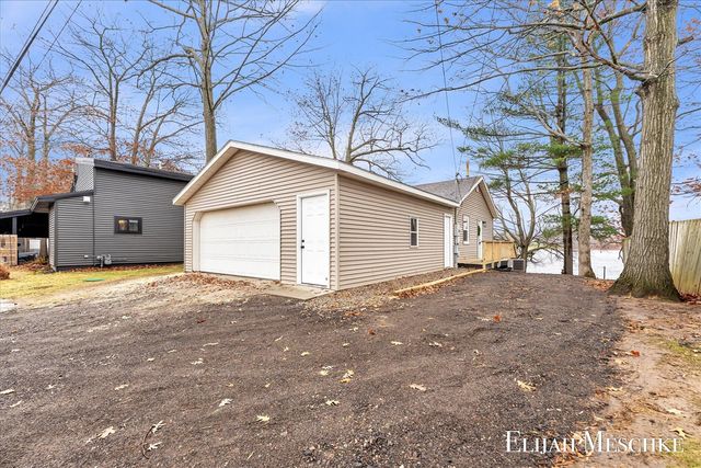 10463 Poplar Drive, Rockford, MI 49341