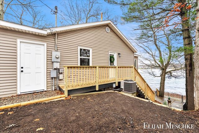 10463 Poplar Drive, Rockford, MI 49341