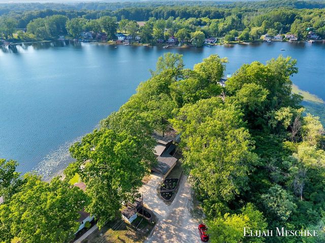 10463 Poplar Drive, Rockford, MI 49341