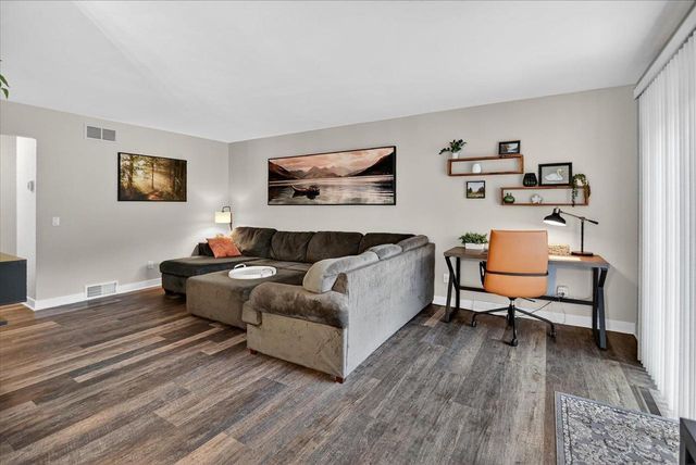 308 Castle Oaks Crossing, Waunakee, WI 53597