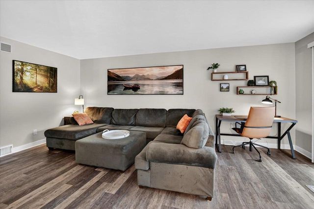 308 Castle Oaks Crossing, Waunakee, WI 53597