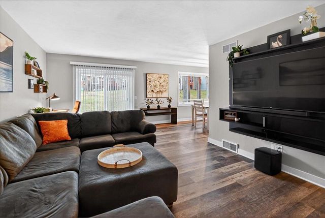 308 Castle Oaks Crossing, Waunakee, WI 53597