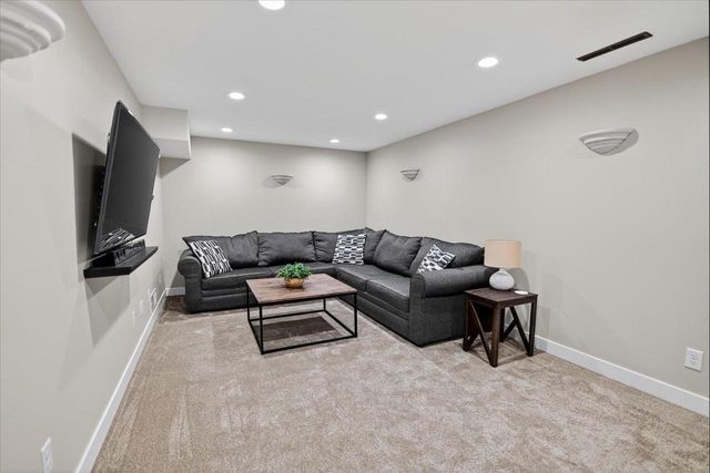 308 Castle Oaks Crossing, Waunakee, WI 53597