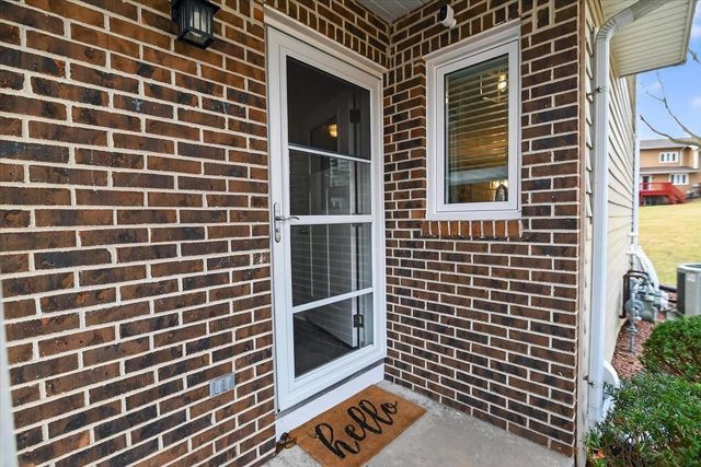 308 Castle Oaks Crossing, Waunakee, WI 53597