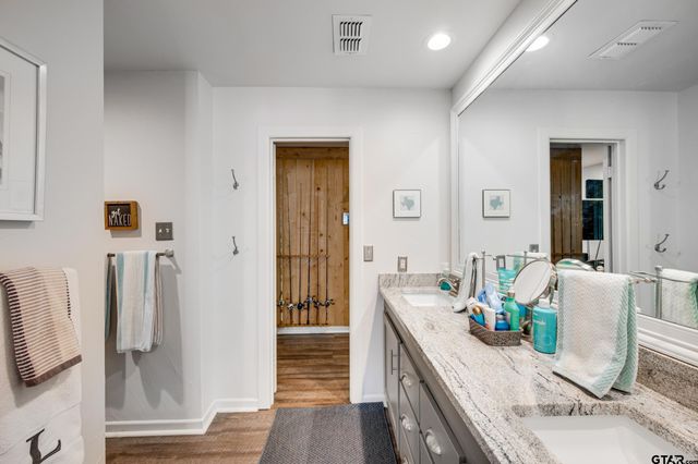 536 Wildewood Dr, Chandler, TX 75758