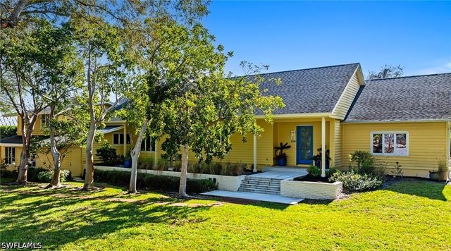 586 Yucca RD, Naples, FL 34102