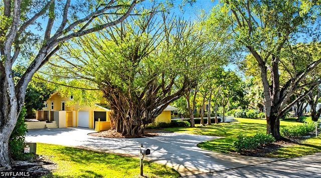 586 Yucca RD, Naples, FL 34102