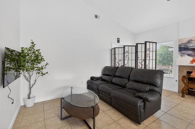 8148 Silverleaf Way, Sacramento, CA 95829