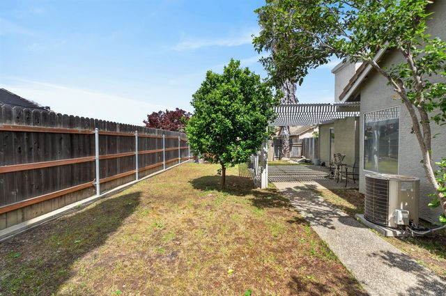 8148 Silverleaf Way, Sacramento, CA 95829