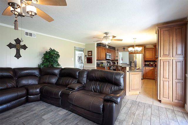 11 Finwick Drive, Orange, TX 77632