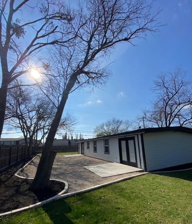 1102 Clayton LN, Austin, TX 78723