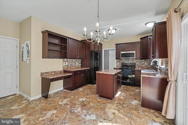 2570 CARRIAGE LN, Dover, PA 17315