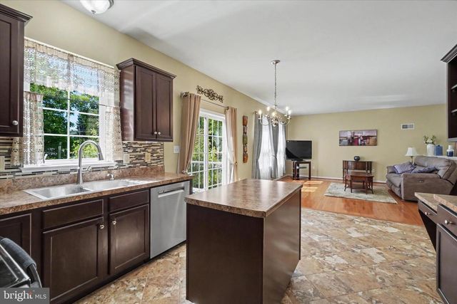 2570 CARRIAGE LN, Dover, PA 17315