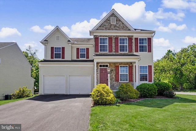 2570 CARRIAGE LN, Dover, PA 17315