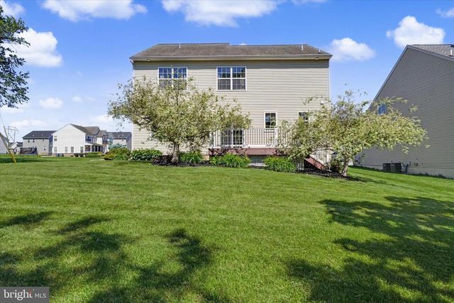 2570 CARRIAGE LN, Dover, PA 17315