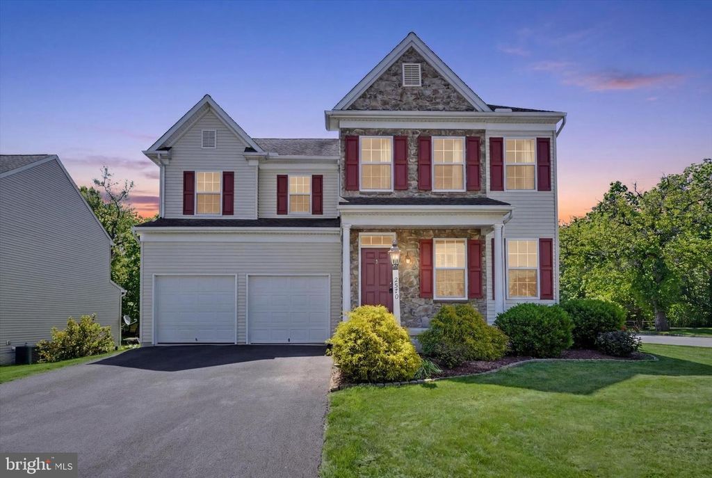 2570 CARRIAGE LN, Dover, PA 17315
