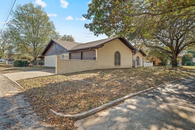 801 S Texas Street, De Leon, TX 76444