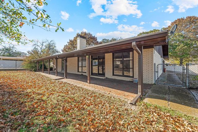 801 S Texas Street, De Leon, TX 76444