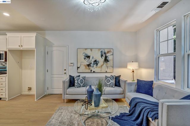 530 Cottage Park Dr, Hayward, CA 94544