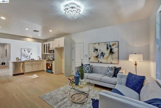 530 Cottage Park Dr, Hayward, CA 94544