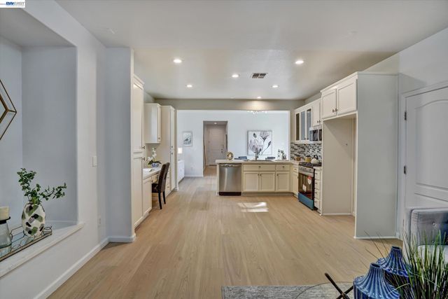 530 Cottage Park Dr, Hayward, CA 94544