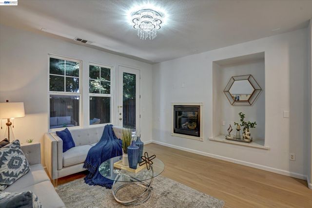 530 Cottage Park Dr, Hayward, CA 94544