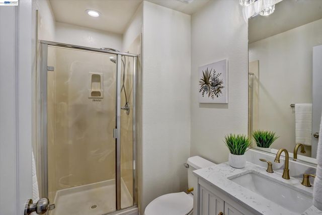 530 Cottage Park Dr, Hayward, CA 94544