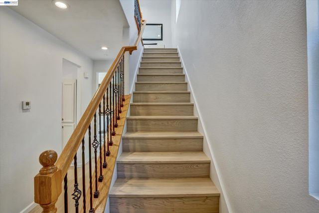 530 Cottage Park Dr, Hayward, CA 94544
