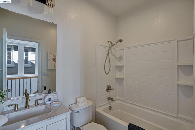 530 Cottage Park Dr, Hayward, CA 94544