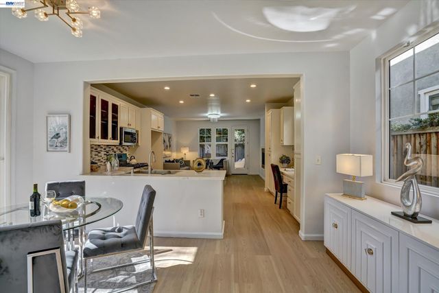 530 Cottage Park Dr, Hayward, CA 94544