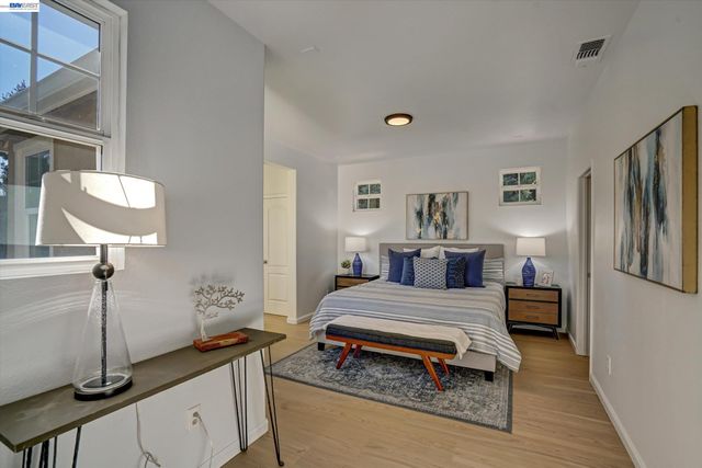 530 Cottage Park Dr, Hayward, CA 94544