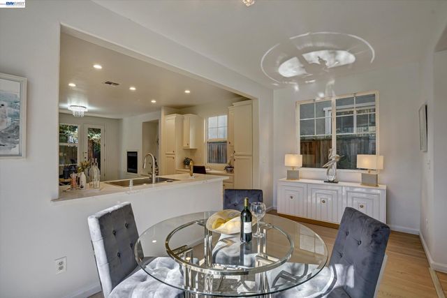 530 Cottage Park Dr, Hayward, CA 94544