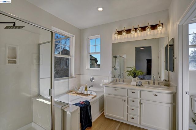 530 Cottage Park Dr, Hayward, CA 94544