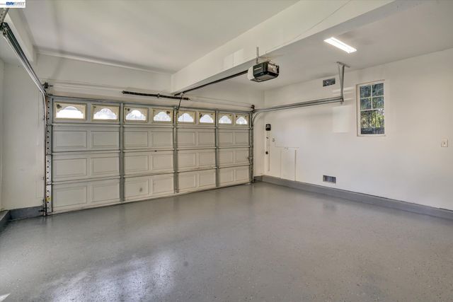 530 Cottage Park Dr, Hayward, CA 94544