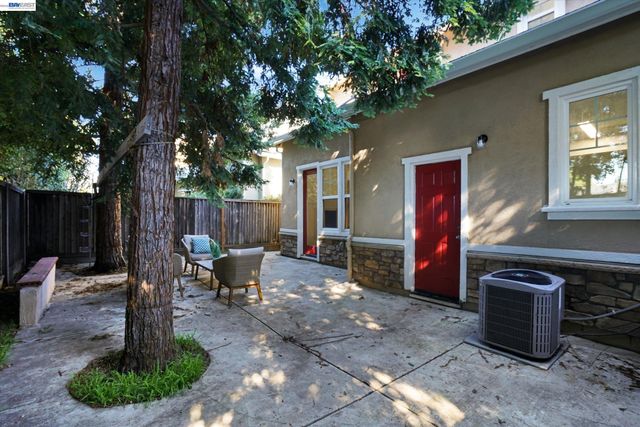 530 Cottage Park Dr, Hayward, CA 94544