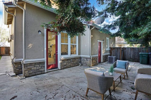 530 Cottage Park Dr, Hayward, CA 94544