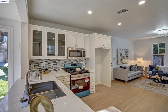 530 Cottage Park Dr, Hayward, CA 94544